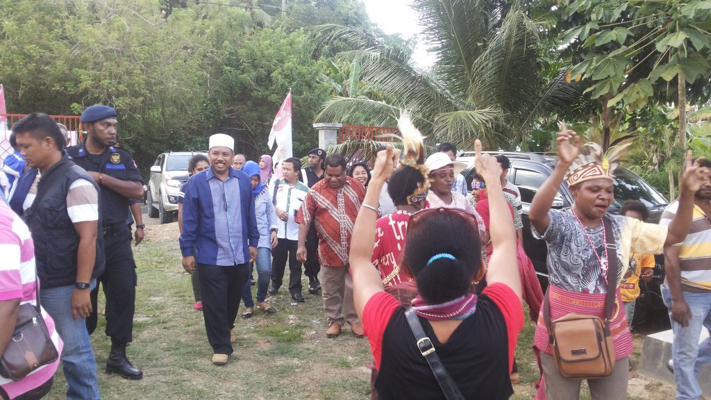Kandidat Pasangan Zetiba disambut masyarakat Km. 26