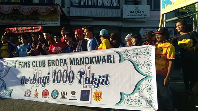 8 Fans Club Manokwari Berbagi 1000 Ta’Jil.