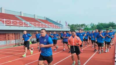 Semangat Kapten Suyani Lari Aerobik Dengan Anggota di Stadion Joyokusumo Pati