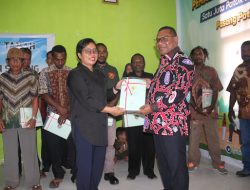 Pj. Bupati Sorong Launching GeMaPaTas 474 Patok Sekaligus Serahkan 906 Sertifikat Bagi Masyarakat Walal Distrik Salawati