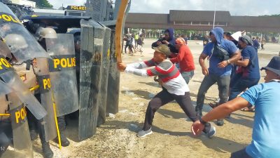 Tidak Terdaftar Di DPT, Ratusan Massa Bentrok Dengan Polisi