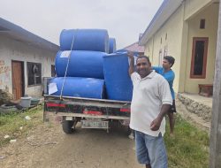 Pemerintah Dorong Kemandirian Ekonomi Adat Tehit, Moses Kaliele Terima Bantuan Usaha Minyak Tanah