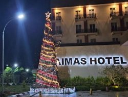 Pohon Natal dari Daun Sukun Setinggi 12 Meter Hiasi Aimas Hotel, Simbol Perayaan dan Pelestarian Lokal