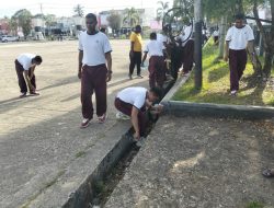 Irwasda Polda PBD Kolaborasi Bersama Pecinta Lingkungan Bersihkan Area Seputaran Alun-Alun Aimas