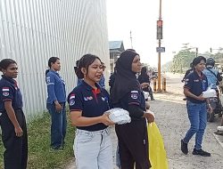 Siswa P2TIM Teluk Bintuni Berbagi Takjil di Simpang Lampu Merah Kampung Lama