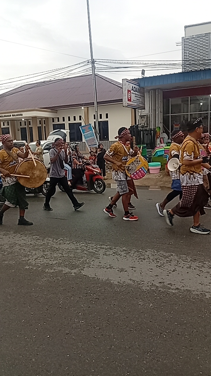 Pengiring suling tambur memeriahkan pawai ogoh-ogoh dalam rangka memperingati hari raya Nyepi di Kabupaten Sorong. Dok/red