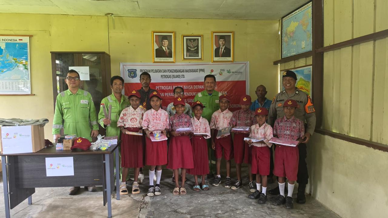 SKK Migas - Petrogas (Island) Ltd. bekerja sama dengan Dinas Pendidikan Kabupaten Sorong menjalankan PPM Sosial – Pendidikan - Petrogas Rintis Masa Depan (PRIMA) bagi siswa/i Kelas Jauh SD Inpres 37, Distrik Salawati Selatan.