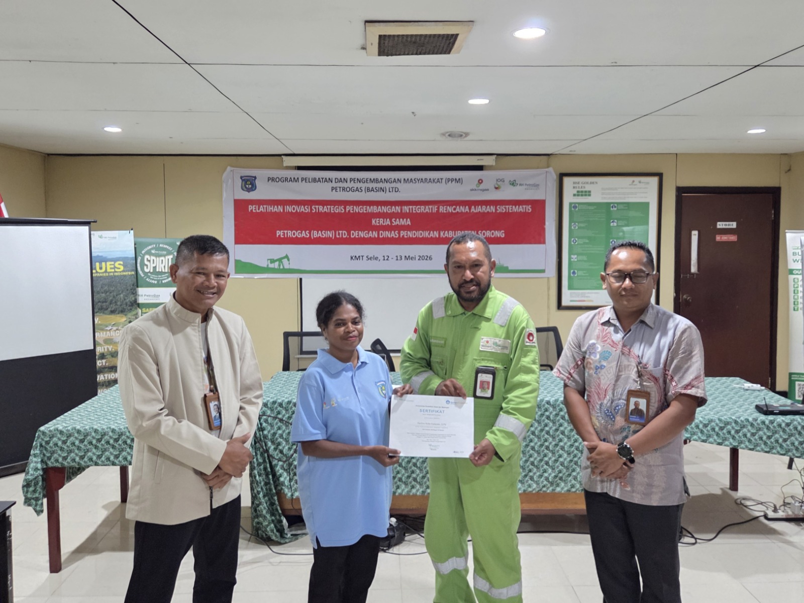 Tenaga pengajar menerima sertifikat keikutsertaan pelatihan ini.