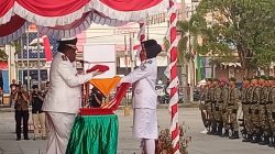 Upacara Penurunan Bendera HUT ke-81 RI di Aimas Berlangsung Lancar, Paskibraka Tuntaskan Tugas